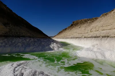 Gräben voller Salzwasser