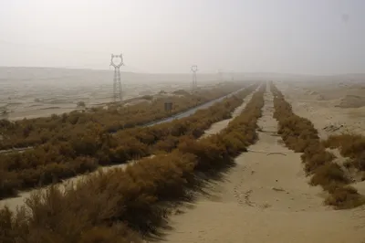 500km Strasse mitten durch die Wüste.