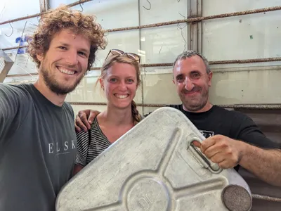 Endlich haben wir die Benzinkanister gefunden!