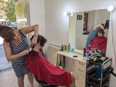 Janosch darf endlich zum Coiffeur 😉